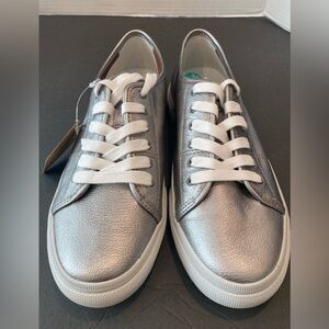 Frye “Gia” women’s low lace sneaker. NWT. No box